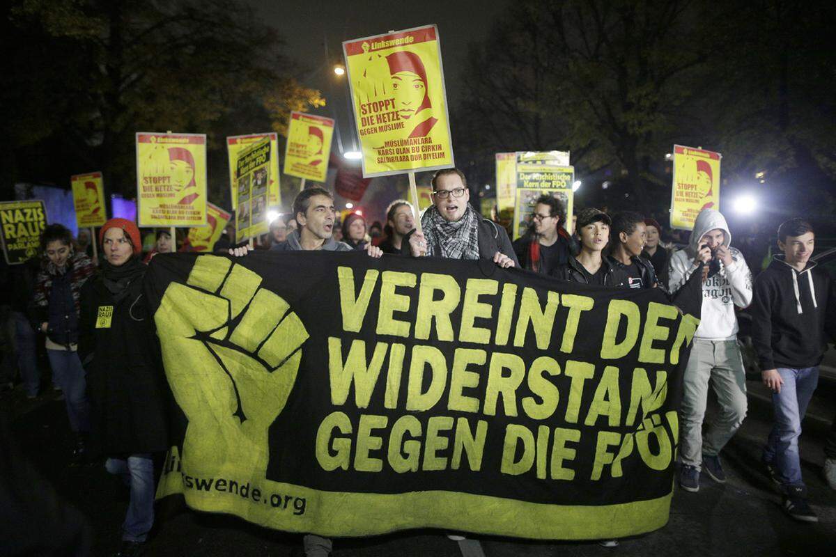 Etwa 70 Teilnhemer kamen zu einer Gegendemonstration, die bei der U-Bahn-Station Simmering startete.