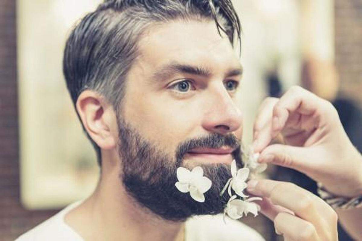Ein skurriler Stylistentrend aus den USA erobert die digitalen Selbstdarstellungsplattformen: „Flower Beards“ nennt man jene Gesichtsgestecke, die derzeit die virtuellen Gärten namens Instagram, Pinterest oder Tumblr begrünen.
