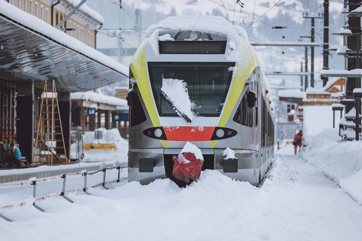 Die Schneemassen sorgten für Behinderungen im Bahnverkehr, außerdem gab es viele Straßensperren in den betroffenen Gebieten.