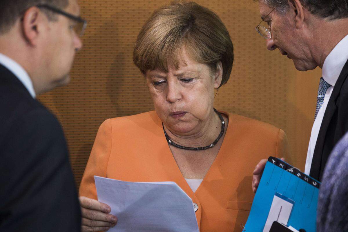 Von US-Diplomaten wird Merkel übrigens als "selten kreativ" und "risikoscheu" eingeschätzt. In einer von Wikileaks veröffentlichten Depesche ist die Rede von "Angela 'Teflon' Merkel", weil viel an ihr abgleite. Merkel ist aber auch eine "Physikerin der Macht“: „Große, unlösbare Problem zerlegt sie in kleine, besser lösbare Probleme", erklärte der Physiker Harald Lesch in einer ZDF-Doku über Merkel. Sie ist die "Kanzlerin der kleinen Schritte", wie sie einmal in einer Regierungserklärung formulierte.