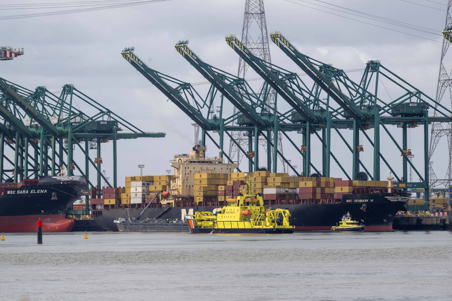 Öl-Unfall legt Europas zweitgrößten Hafen zeitweise lahm