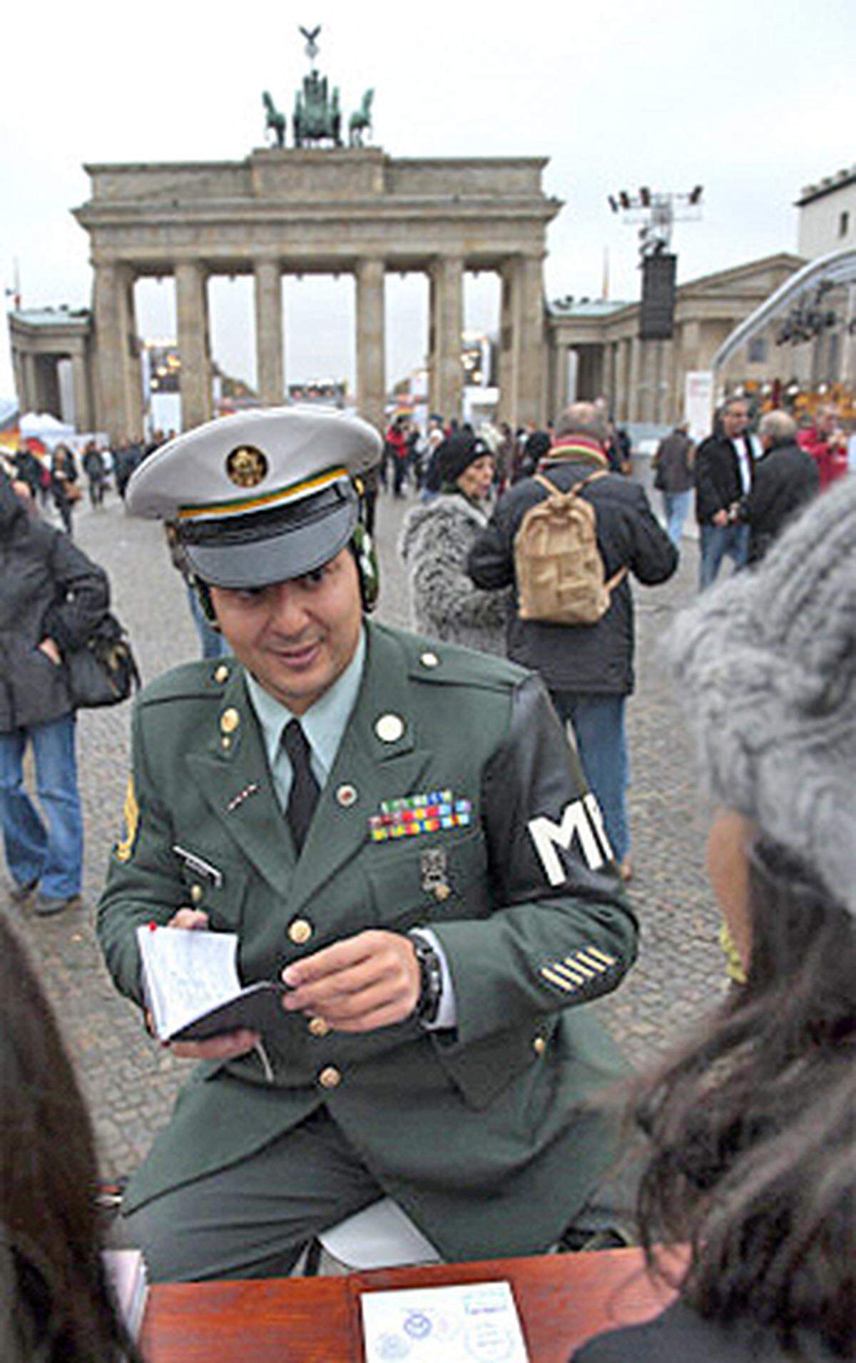 Aktionismus vor dem Brandenburger Tor: Ein als US-Polizist Verkleideter stellt Visas für die Einreise nach Ost-Berlin aus.