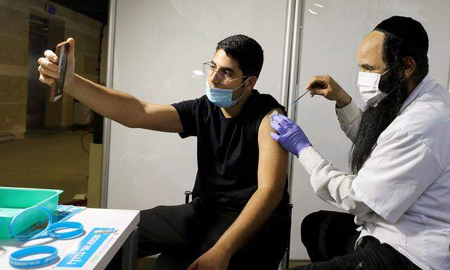 Ein Bild aus einem Impfzentrum in Jerusalem. Berichte über Myokarditis nach Impfungen mit mRNA-Vakzinen von Biontech/Pfizer werden weiter untersucht.