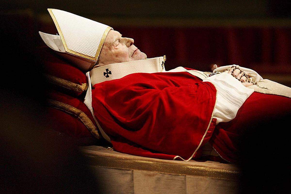 Selbst nach seinem Tod bleibt Johannes Paul II. "Rekord-Papst": 3,5 Millionen Gläubige pilgern zur Beerdigung nach Rom - die größte Begräbnisfeier für einen Papst. Nachdem viele eine sofortige Heiligsprechung ("Santo subito!") gefordert hatten, leitete sein Nachfolger Benedikt XVI. ein Eilverfahren für die Seligsprechung ein, das in einer Rekordzeit von sechs Jahren und einem Monat abgeschlossen wurde. am 27. April 2014 soll er von Papst Franziskus schließlich sogar heiliggesprochen werden.
