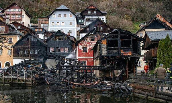 Großbrand im Weltkulturerbe-Ort Hallstatt: Am Samstag brach in den frühen Morgenstunden in einer Holzhütte am See ein Feuer aus.