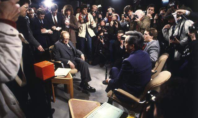 Er war den Journalisten zugewandt und sie ihm: Bundeskanzler Bruno Kreisky (SPÖ), hier bei einer TV-Konfrontation 1983 mit Alois Mock (ÖVP).