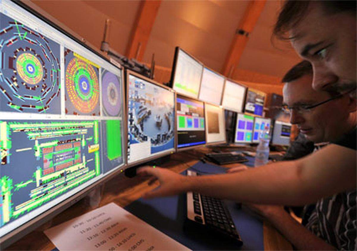 Die Maschine musste nach einer Überhitzung abgeschaltet werden. Die Betriebstemperatur von minus 271,3 Grad konnte nicht gehalten werden. Im Herbst 2009 soll der LHC wieder in Betrieb genommen werden und dann kontinuierlich laufen. Weiter: Spektakuläre Fakten über die "größte Maschine der Welt".