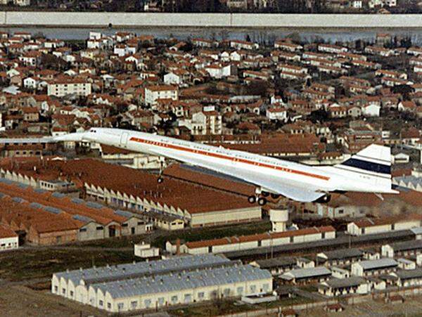 Über 30 Jahre zuvor hatte mit der Concorde eines der faszinierendsten Kapitel der Luftfahrtgeschichte begonnen. Am Nachmittag des 2. März 1969 hob das Überschallflugzeug in Toulouse zu seinem Erstflug ab - der elegante weiße Deltaflügler, ein Triumph französisch-britischer Ingenieurskunst, sollte eine neue Epoche des zivilen Luftverkehrs begründen.