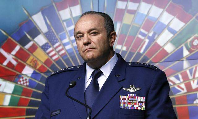 US-General Breedlove, militärischer Oberbefehlshaber der Nato, lässt im Osten Panzer auffahren.