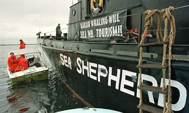 Die Umweltschutzorganisation Sea Shepherd verschreibt sich dem Kampf gegen Walfang, Robbenjagd sowie unverhältnismäßige Fischerei.