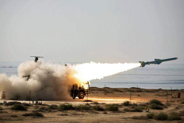 Die ersten Tests im Jahr 2012 gab es am 2. Jänner. Der Iran hatte während seines Manövers im Golf nach eigenen Angaben erfolgreich eine Rakete des Typs "Kader" gestartet. Bei der "Kader" handelt es sich um einen Marschflugkörper, der gegen Schiffe eingesetzt wird.