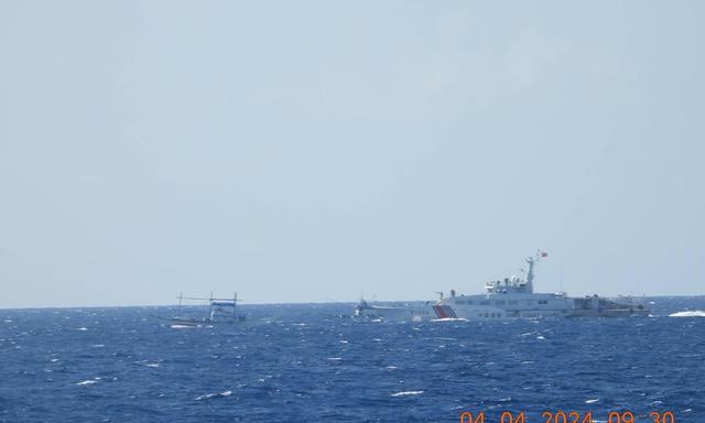 Archivbild. Immer wieder kommt es zu Zwischenfällen im Südchinesischen Meer. Ein Schiff der chinesischen Küstenwache nähert sich hier einem philippinischen Fischerboot am 4. April 2024.