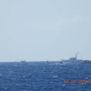 Archivbild. Immer wieder kommt es zu Zwischenfällen im Südchinesischen Meer. Ein Schiff der chinesischen Küstenwache nähert sich hier einem philippinischen Fischerboot am 4. April 2024.