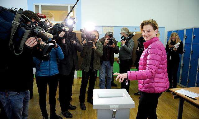 Neos-Frontfrau Beate Meinl-Reisinger (Bild: bei der Stimmabgabe) darf nun ins Wiener Rathaus einziehen. 