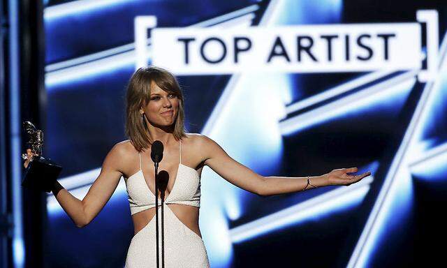 Taylor Swift accepts the award for Top Artist during the 2015 Billboard Music Awards in Las Vegas