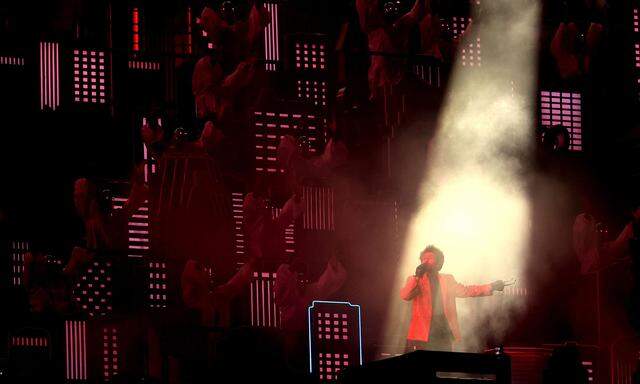 Der kanadische Rapper The Weeknd hat mit seinem Auftritt bei der Super Bowl die berühmte Halbzeitshow des Mega-Events besorgt. 