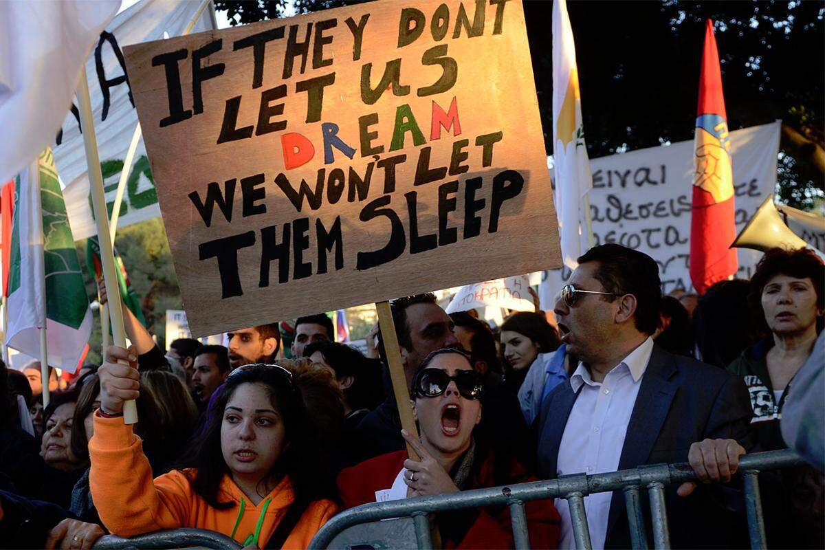 Ein Plakat mit der Aufschrift "Wenn sie uns nicht träumen lassen, werden wir sie nicht schlafen lassen".