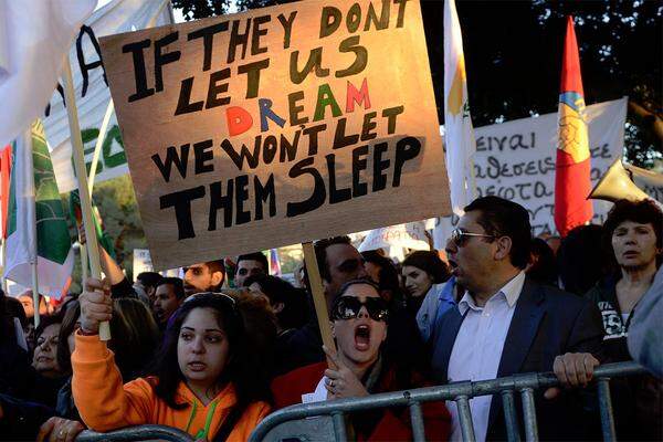Ein Plakat mit der Aufschrift "Wenn sie uns nicht träumen lassen, werden wir sie nicht schlafen lassen".