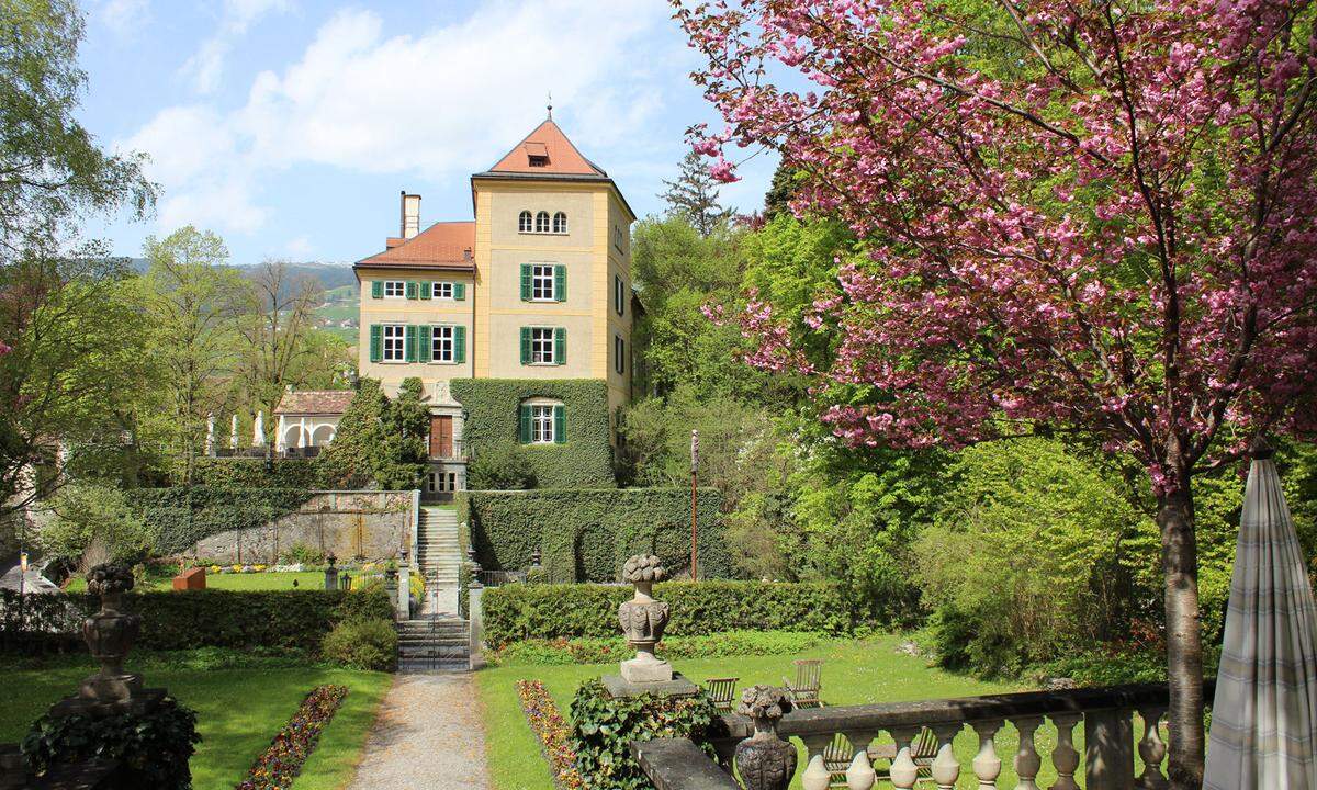 Das Schloss Schauenstein liegt in der winzigen Stadt Fürstenau in Graubünden, die - wie freilich einige andere - mit dem Titel "Kleinste Stadt der Welt" wirbt.