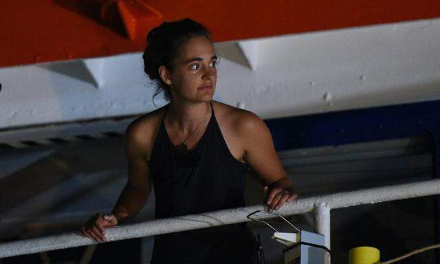 Carola Rackete vor einem Jahr in Lampedusa