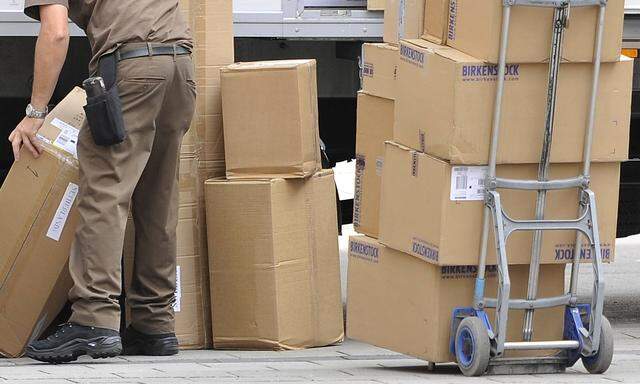Kampf gegen Dumpingloehne bei Paketboten Archivfoto UPS Paketzusteller bei der Arbeit Paketbote Un