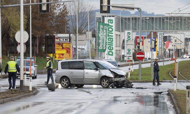 Nach der Fahrt wurde ein 41-jähriger Iraker festgenommen, der angab, seine Frau sei ihm ins Messer gelaufen.