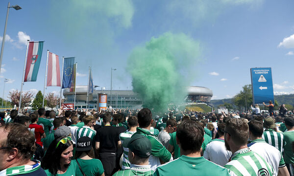 Rapid-Fans vor dem Stadion