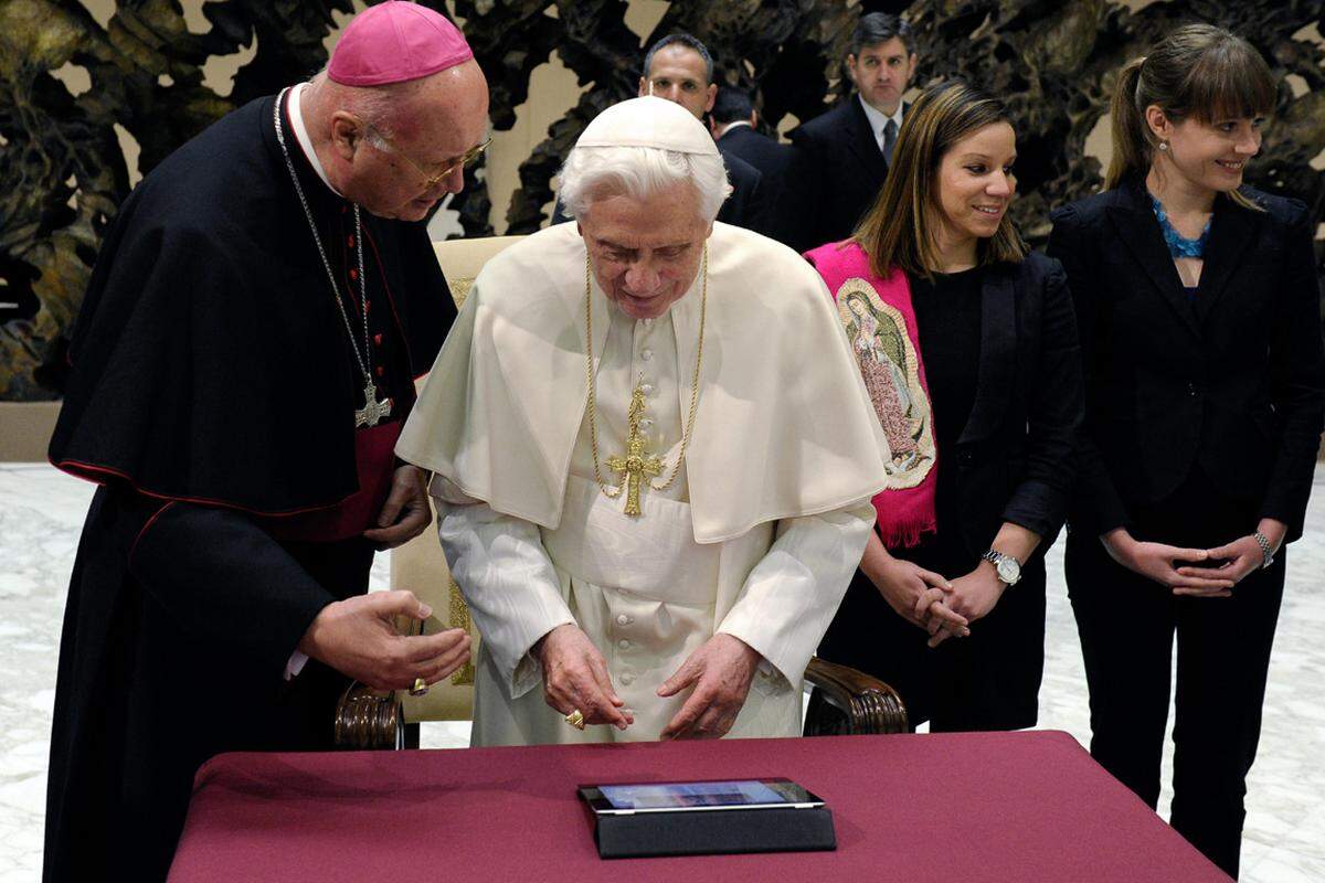 Papst Benedikt stand zwar nicht vor dem Apple-Store Schlange, aber den ersten Tweet verfasste er auf einem iPad.