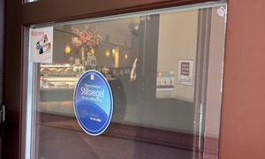 Siegel wie dieses (an der Tür des Café Museum) sollen Stillende Willkommen heißen. 