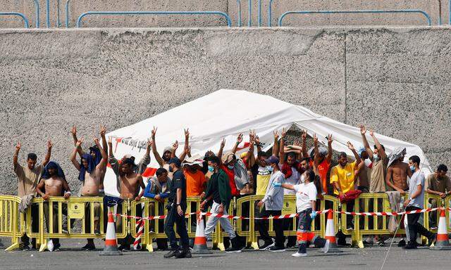Protest einer Gruppe von Migranten im Hafen von Arguineguin auf Gran Canaria. Die wachsende Zahl von Ankömmlingen aus Afrika erhöht die Spannungen auf der Insel.