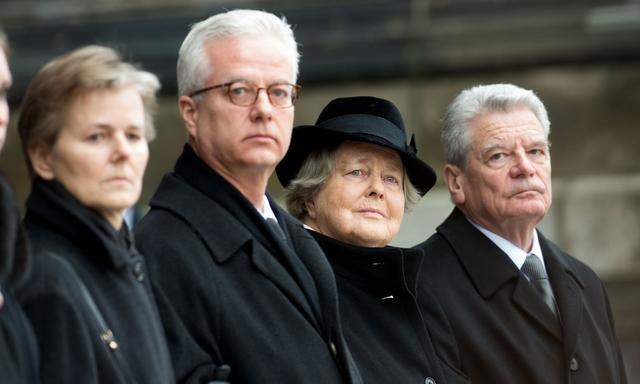 Fritz von Weizsäcker bei der Beerdigung seines Vaters 2015, links neben ihm Schwester Beatrice, rechts Mutter Marianne und der damalige deutsche Bundespräsident, Joachim Gauck.