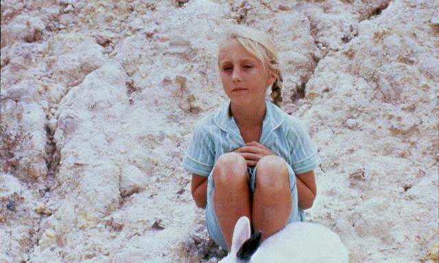 Die Angst vor dem Kommunismus und eine Kaninchenplage: In die Krisen der Melbourner Vorstadt wird in „Celia“ von Ann Turner (1989) ein Mädchen hineingezogen. Es ist einer der über 50 Filme der Australien- Schau im Filmmuseum.