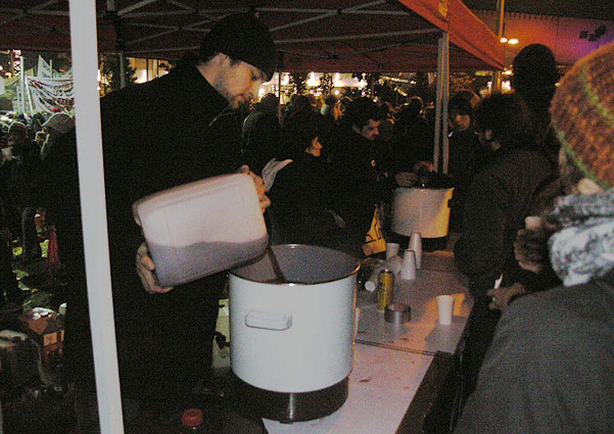 Wegen der kalten Wetterlage wurde den frierenden Studenten Glühwein ausgeschenkt.