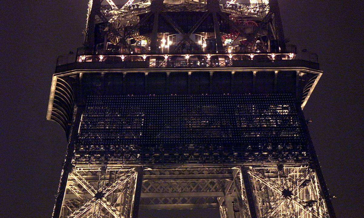 Als Zeichen der Solidarität schaltete Paris die Beleuchtung des Eiffelturms ab. Die Lichter des Wahrzeichens der französischen Hauptstadt werden um Mitternacht ausgeknipst, wie das Pariser Rathaus mitteilte.