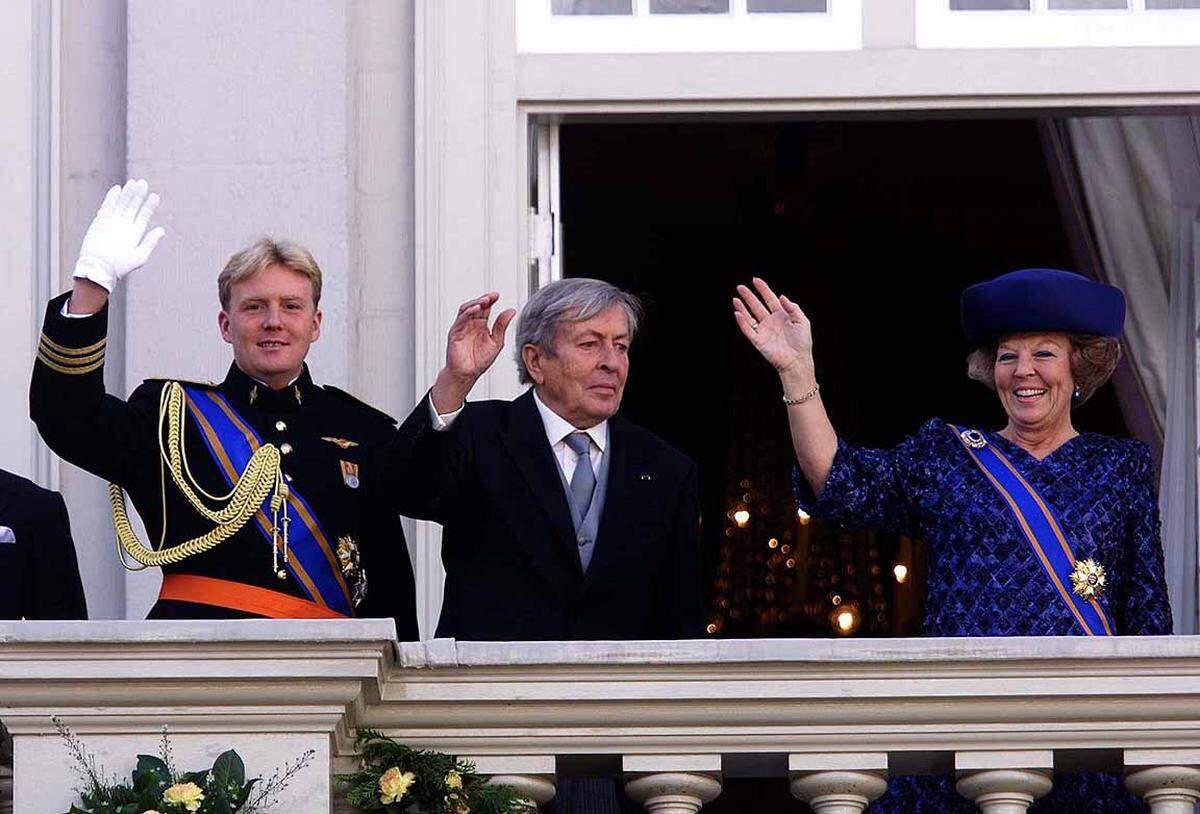 Doch das Parlament entzog ihr schon im Vorjahr die Initiative zur Bildung einer Koalition - nur der erste Schritt ihres Abschieds. Im Bild: Die Königin neben ihrem mittlerweile verstorbenen Mann Prinz Claus und ihrem Sohn Willem-Alexander.