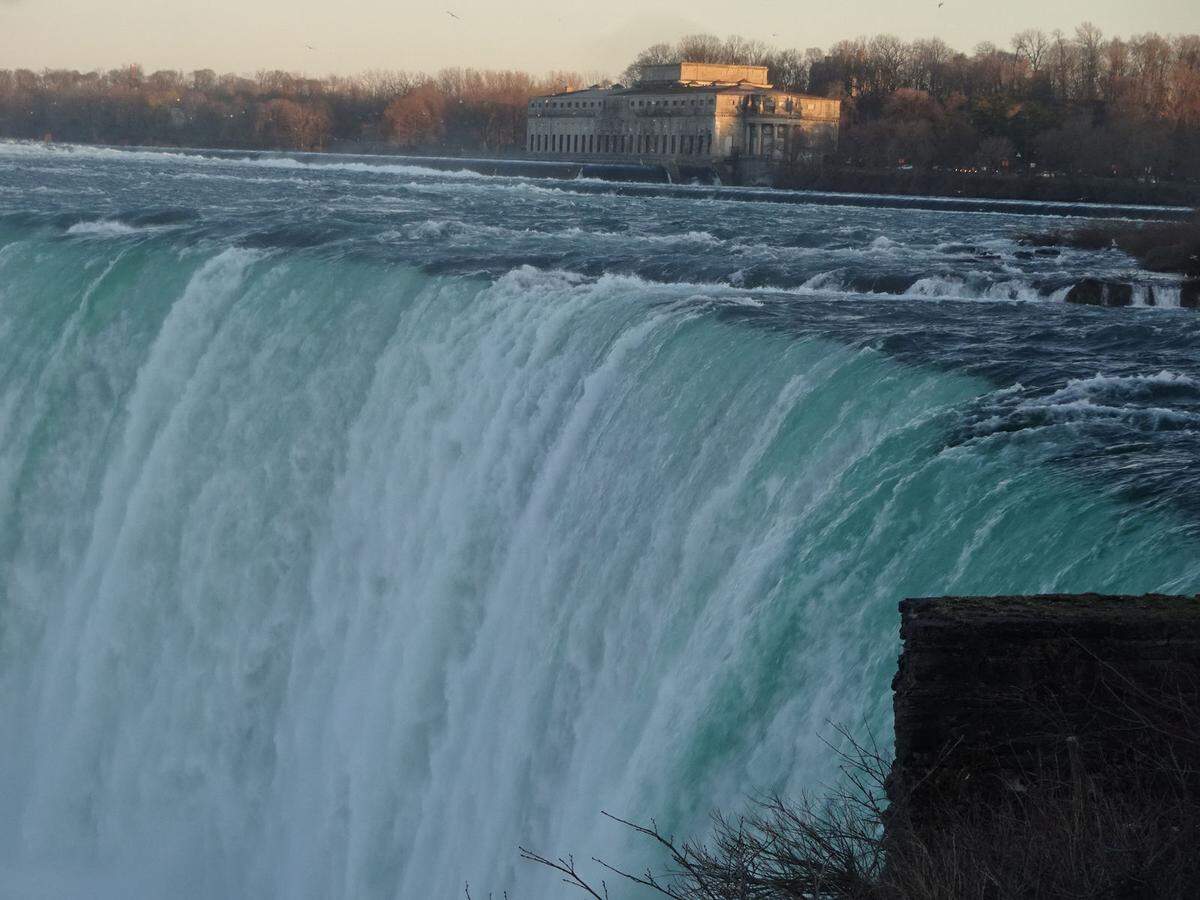 Niagara Falls wurde 1903 gegründet. Diese Stelle des Niagara Rivers zieht seit dem frühen 19. Jahrhundert die Menschen an. Sie zieht sich aber auch aufgrund von Erosion zurück, das Hufeisen wird prägnanter und niedriger, und in ein paar Tausend Jahren wird von dieser Sehenswürdigkeit laut Prognosen es nur mehr ein kleines Stüfchen sichtbar sein, über das ein Wässerchen plätschert.