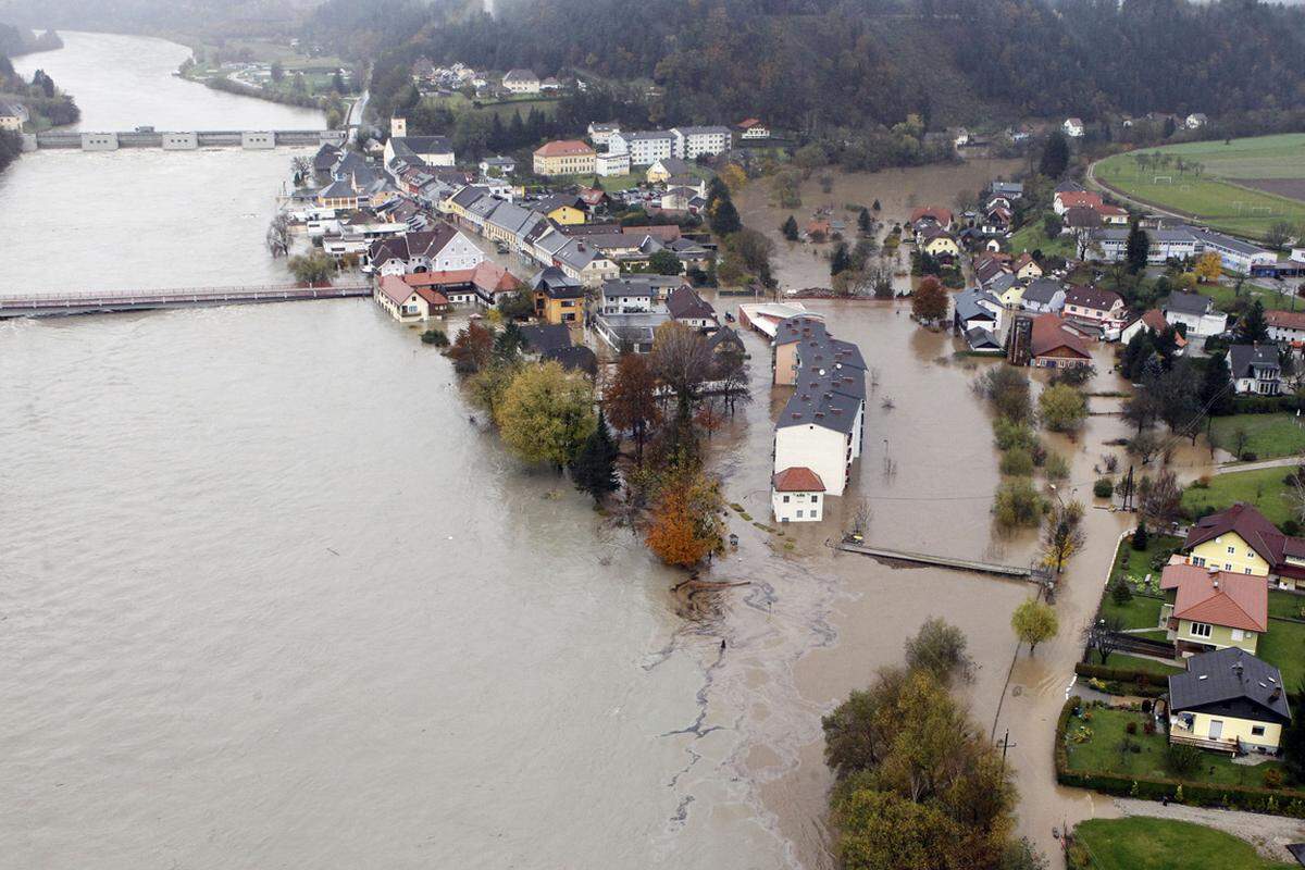 5. November, Lavamünd, Österreich. Der Ort auf einer Landzunge an der Mündung der Lavant in die Drau steht nach heftigen Unwettern unter Wasser.