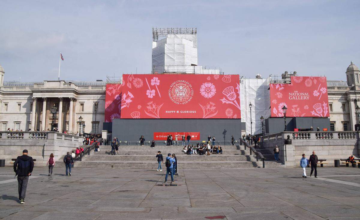 Die National Gallery am Trafalgar Square zeigt ebenfalls ihre Liebe zur Krone. 