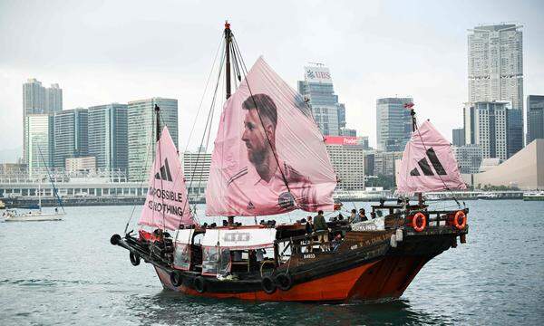 Messi schippert als Segelboot durch den Victoria Harbour von Hongkong. 