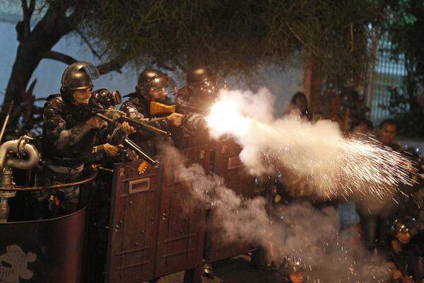 Am Abend demonstrierten dann Hunderte Menschen gegen die zu hohen Kosten des Papst-Besuchs. Die Polizei setzte Tränengas und Wasserwerfer ein, es gab mehrere Verletzte.