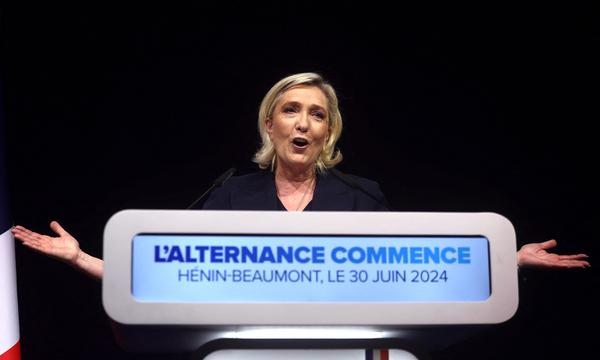 Marine Le Pen, Kandidatin der RN, hält eine Rede nach den Teilergebnissen der ersten Runde der französischen Parlamentswahlen.