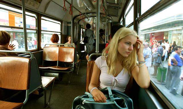 Teenager in einer Strassenbahn