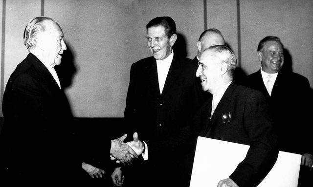 Der deutsche Kanzler Konrad Adenauer ehrt u.a. den Journalisten Armin Mohler, ter anderem Armin Mohler, geistigen Vertreter der Konservativen Revolution