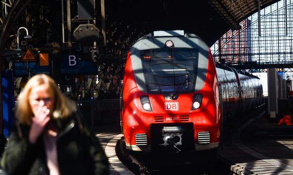 Züge, Bahnhöfe und Schienen: Noch gehören sie in Deutschland zum Großteil einem einzigen Staatsunternehmen.