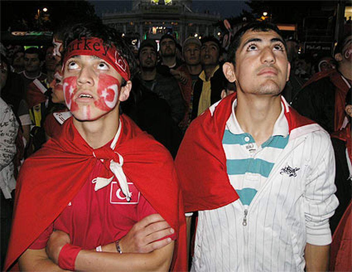 Nach dem 0:1 sehen manche türkische Fans allerdings etwas ratlos aus.