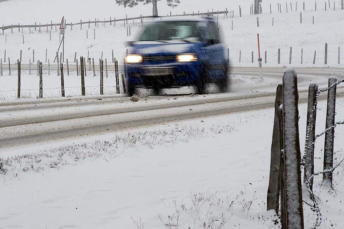 Doch der Schnee hat auch zahlreiche Unfälle auf den Straßen geführt. Mehrere Personen wurden zum Teil schwer verletzt. Im Bild verschneite Straßen in St. Ulrich