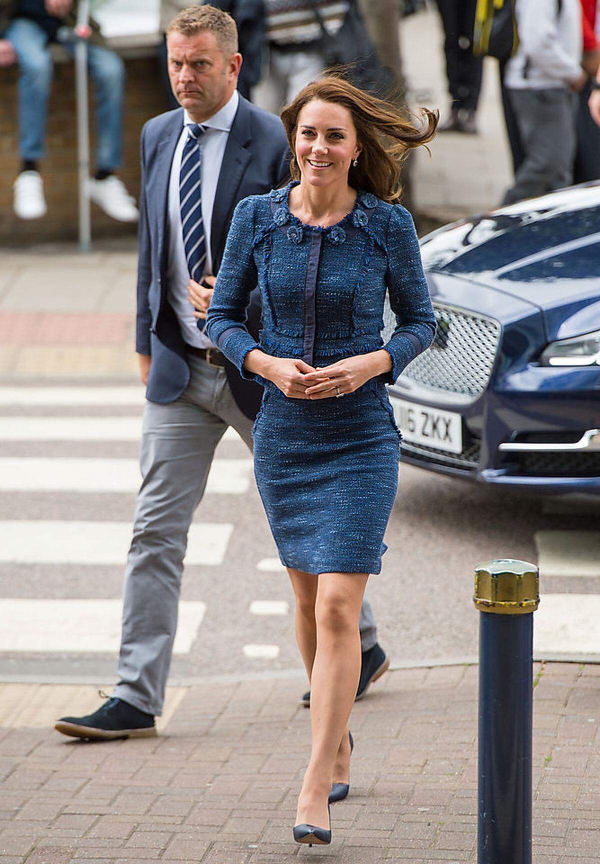 Für einen Patientenbesuch in einem Londoner Spital Mitte Juni wählte die Duchess of Cambridge ein kornblumenblaues Ensemble mit eingewobenen Glitzerfäden von Rebecca Taylor, das die Herzogin bereits seit Beginn ihrer royalen Karriere im (begehbaren?) Kleiderschrank hat und immer wieder trägt.