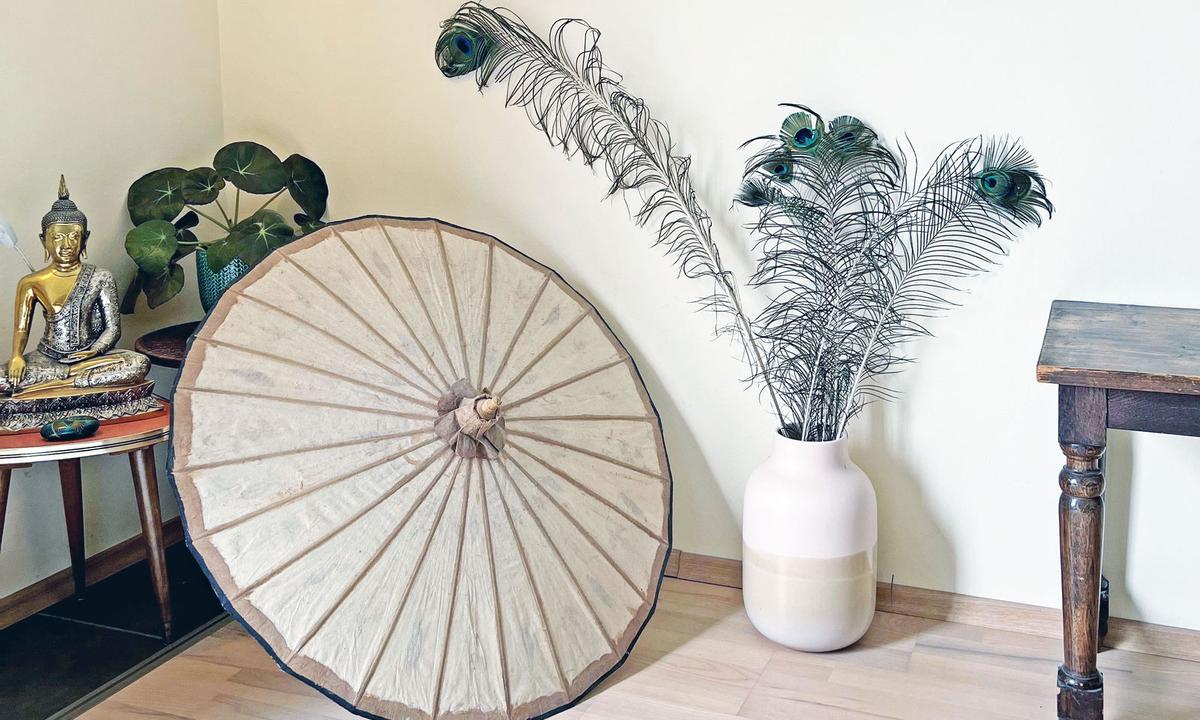 Stillleben aus Reiseandenken und Vintage-Möbeln im Arbeitszimmer.