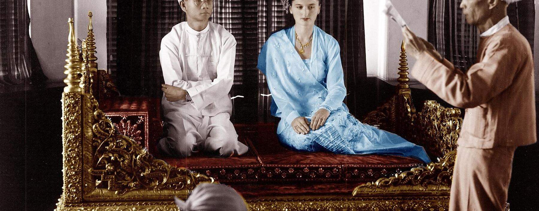 Sao Kya Seng und Sao Thusandi, geborene Inge Eberhard, auf dem Königsthron des Shan-Volks der Hsipaw.