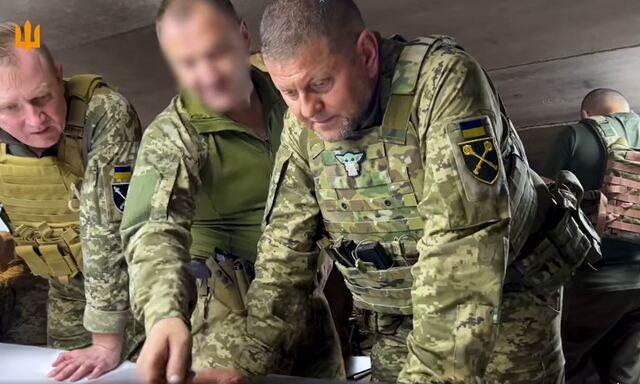 Walerij Saluschnij zeigt sich mit „Baby Yoda“ auf der Brust.